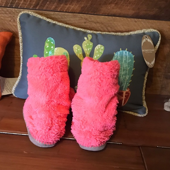 Cute pink fuzzy slippers - Picture 4 of 5